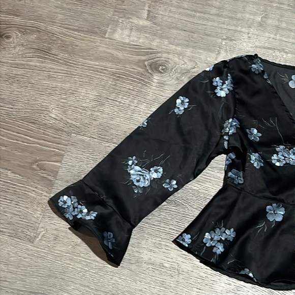 Motel Rocks Vinequa Top In Satin Mono Flower Black - Picture 4 of 14
